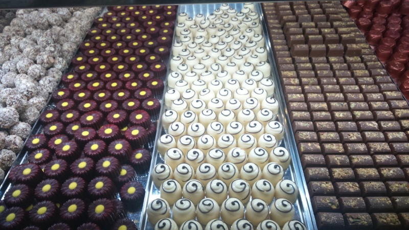 boutique-ANTIBES-min_chocolates_milk_chocolate_white_chocolate_truffles_candy_food_treat_cacao-1213769