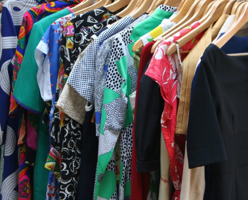 boutique-ANTIBES-min_dresses_apparel_clothing_clothes_clothes_hangers_wooden_hangers_retail_shop_closet-1149845