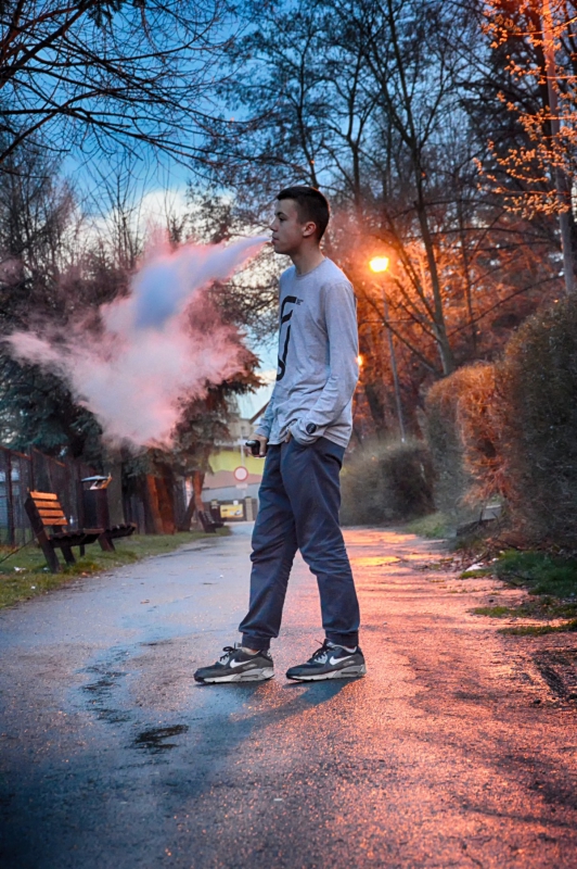 boutique-ANTIBES-min_man_boy_vape_ecigarette_vaping_smoking_ecig_vapor-635340