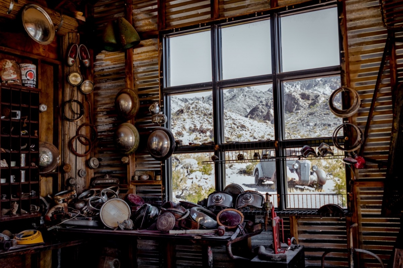 boutique-ANTIBES-min_shop_window_part_junk_abandoned-138873