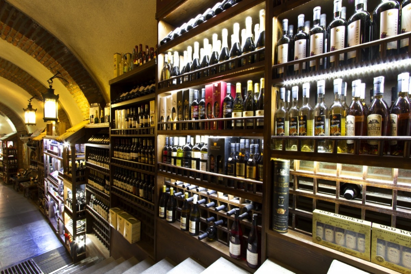 boutique-ANTIBES-min_world_street_travel_shop_canon_georgia_wine_bottles-429767